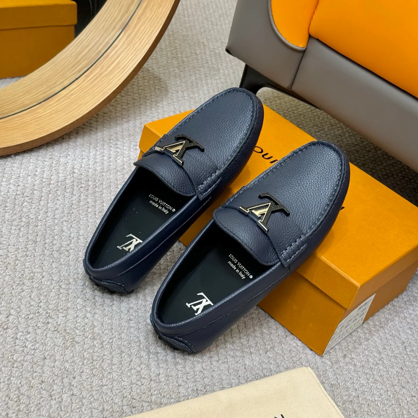 Men's men's shoes 💰420 (Yangli) LV 2⃣️0⃣️2⃣️5️⃣Spring and summer counter GLORIA series models ✈️Original factory special leather production, original last type. A classic driving slip-on casual shoe that shows an elegant style with exquisite craftsmanship details such as Monogram embossing all over the upper🌀Italian imported calfskin fabric Sheepskin foot pads➕Inside～Private mold replica sole Unique style Comfortable driving slip-on Size: 4-12 (38-46) Comes with [Counter packaging: original box, wrapping paper, card, instruction manual, shoehorn, cloth bag] No pressure to enter and leave the counter!